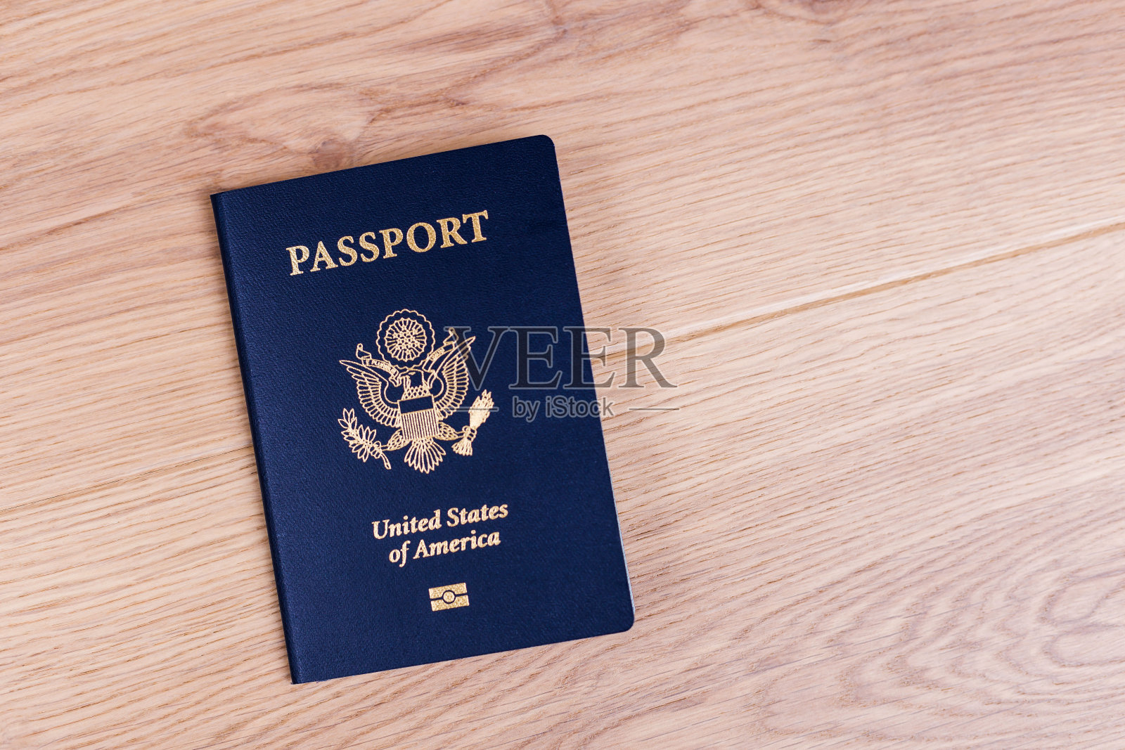 桌上的美国护照照片摄影图片