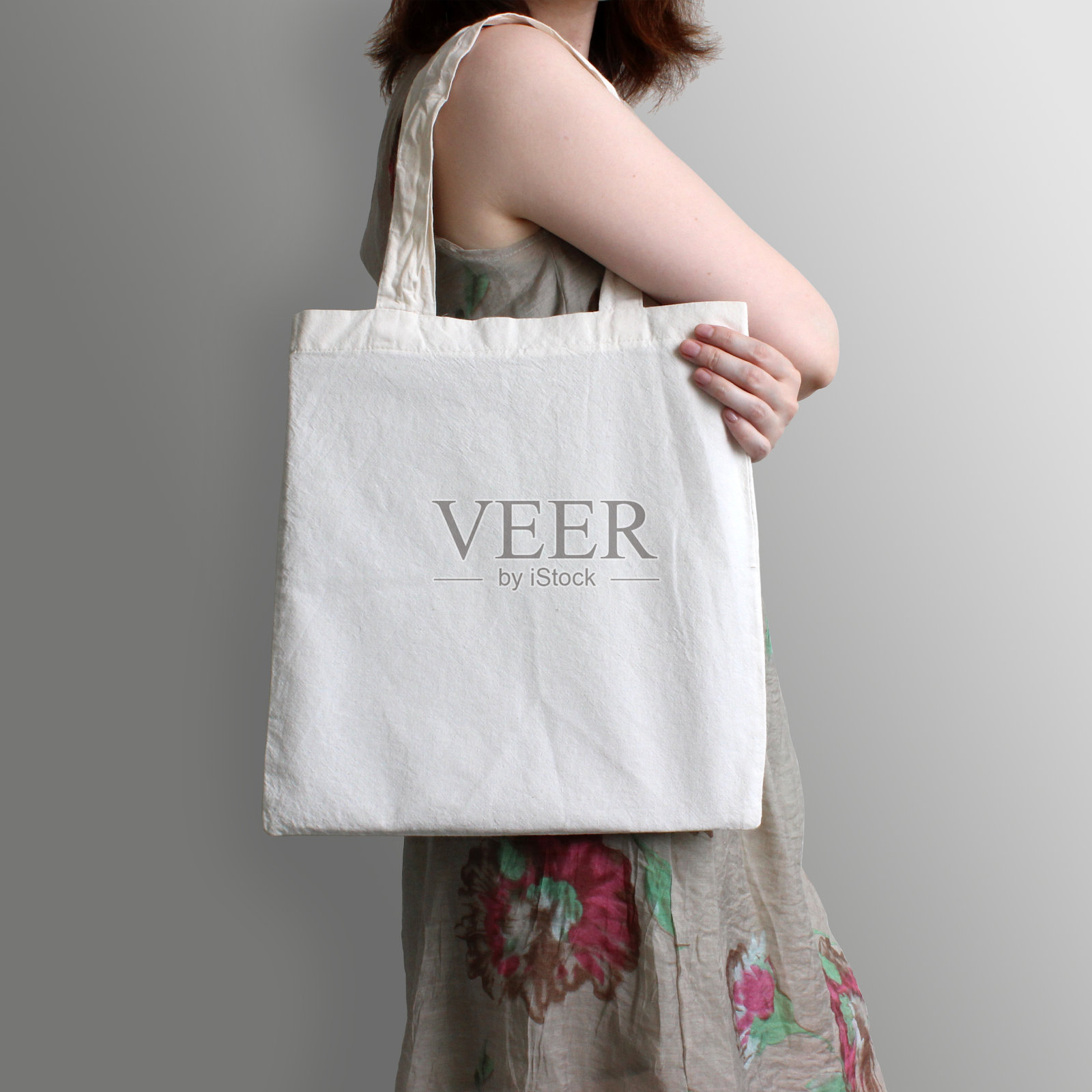 女孩拿着空白棉生态手提袋，设计模型。照片摄影图片