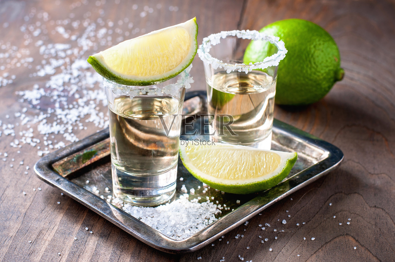 金色龙舌兰，墨西哥，小酒杯里的酒精照片摄影图片