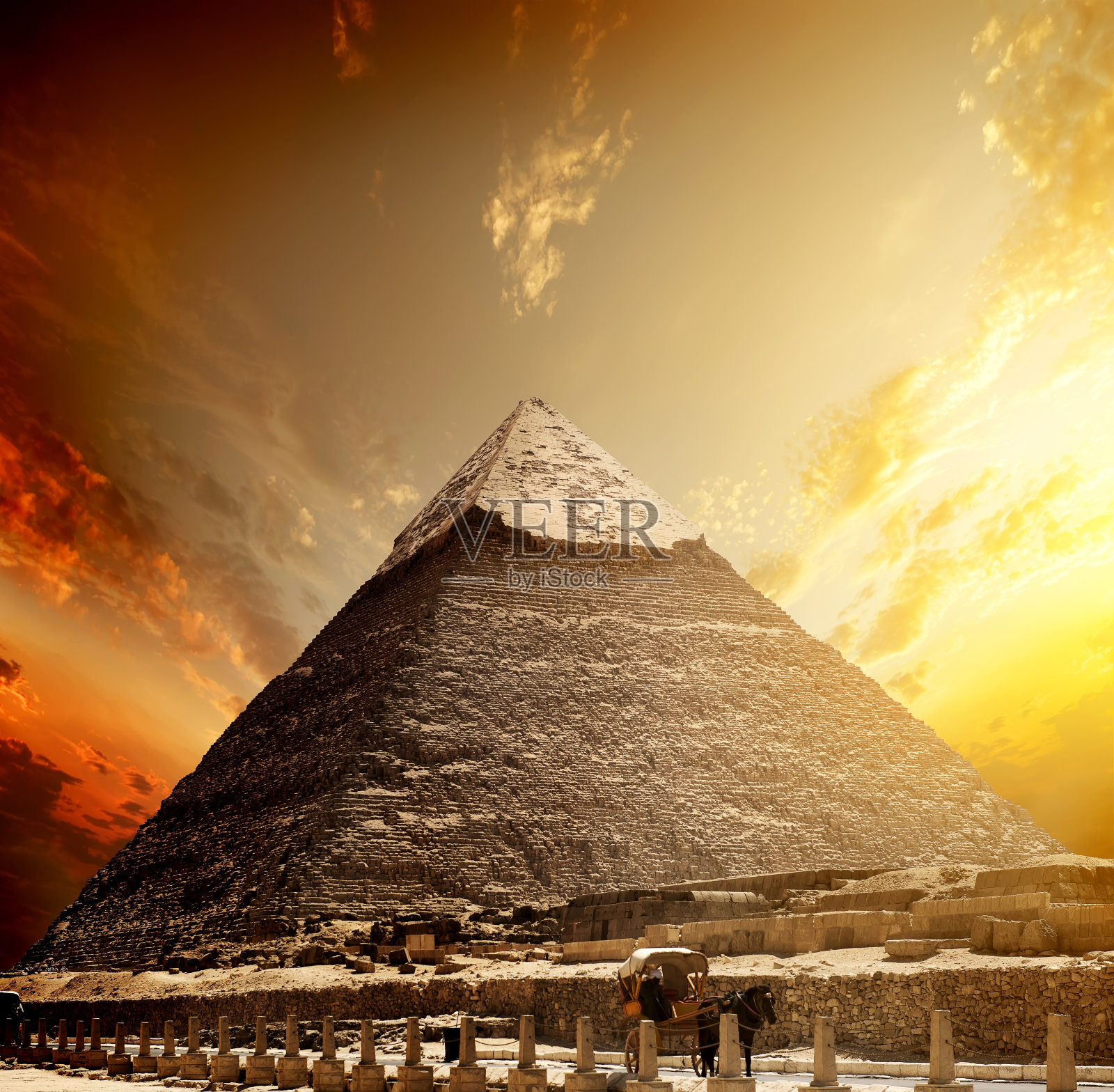 火红的日落和金字塔照片摄影图片