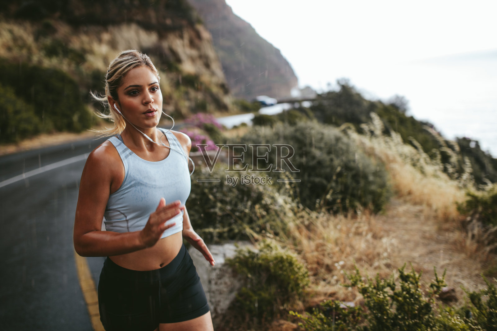 在乡村户外跑步的健身女性照片摄影图片