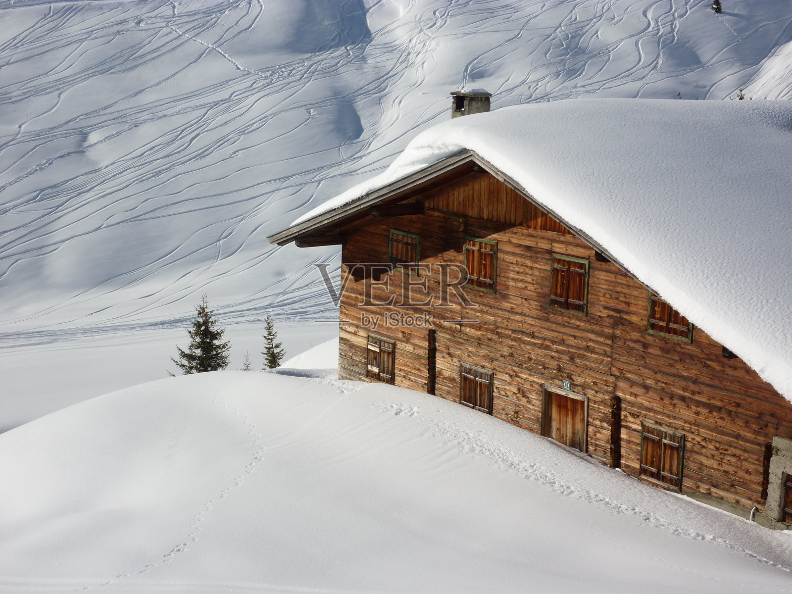 雪中的滑雪小屋照片摄影图片