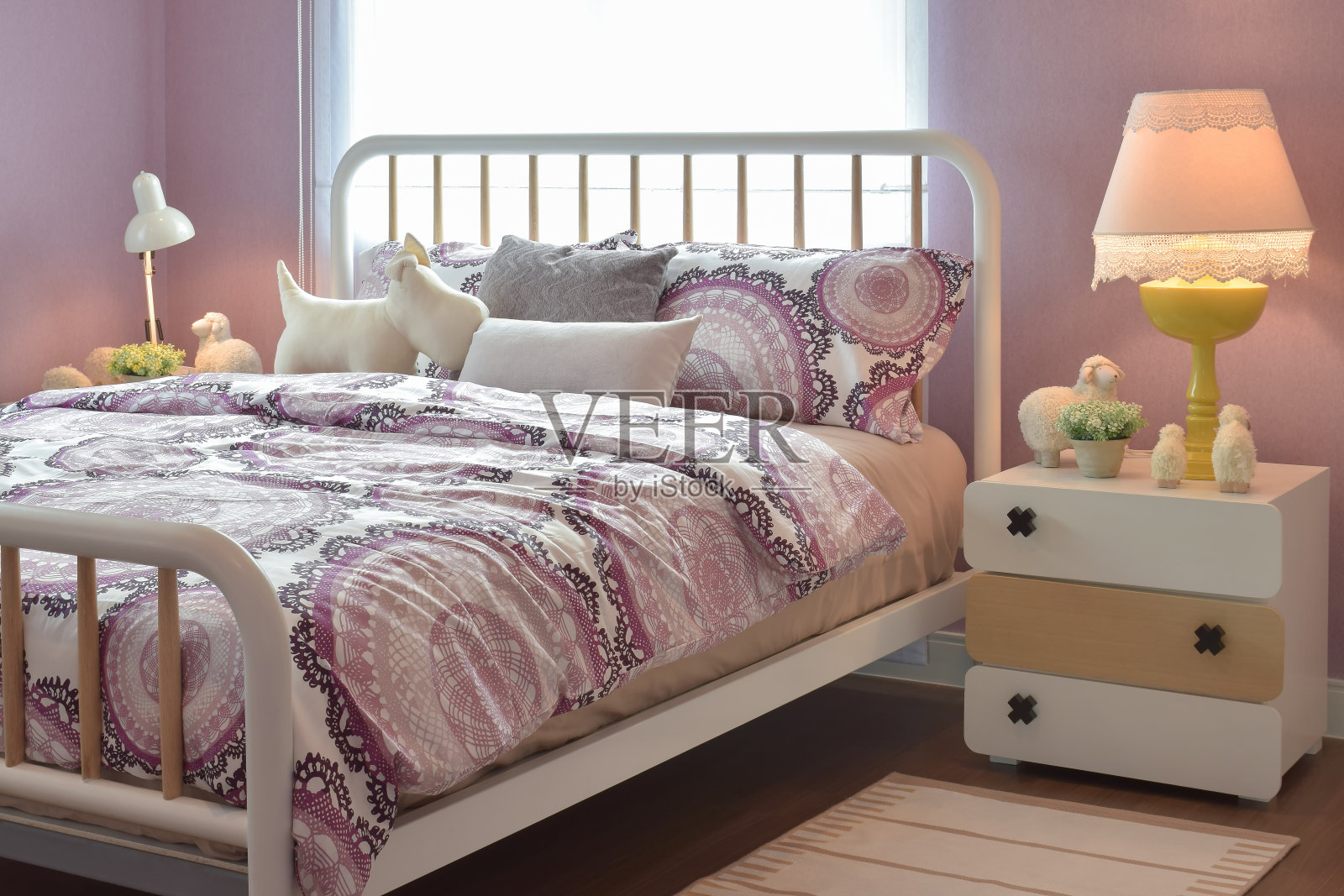 舒适的卧室内部，枕头和台灯在桌子上照片摄影图片