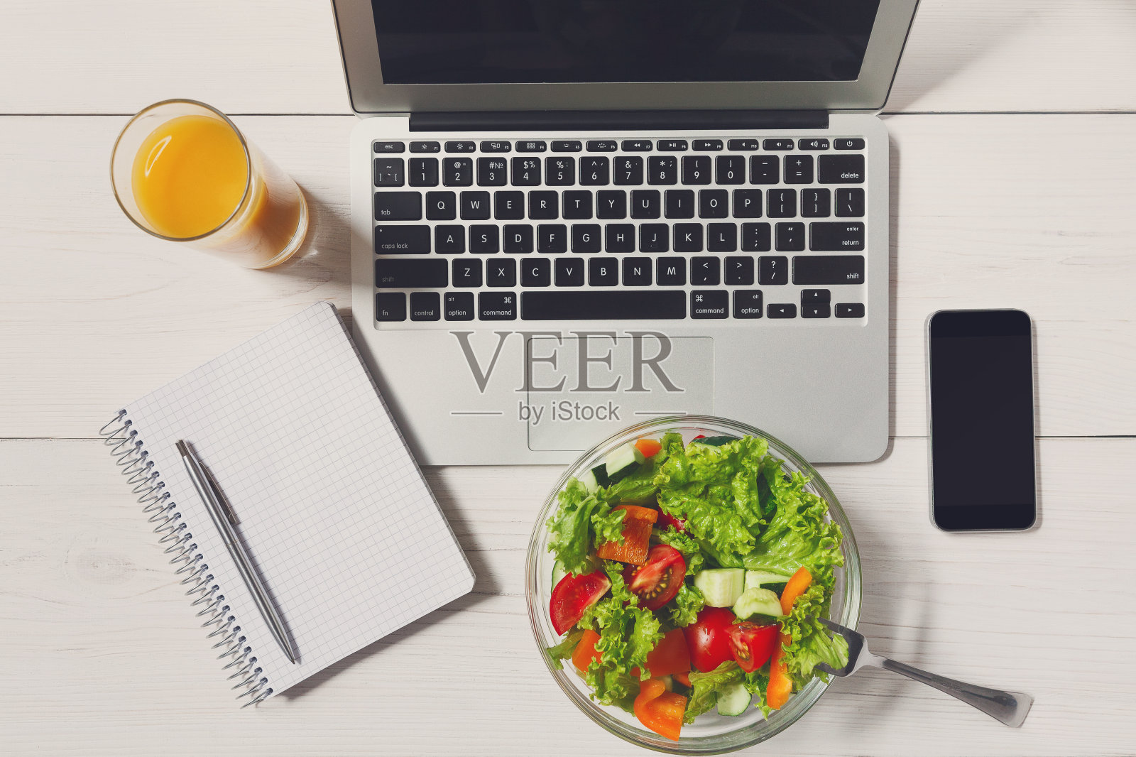 健康的商务午餐零食在办公室，蔬菜沙拉俯视图照片摄影图片