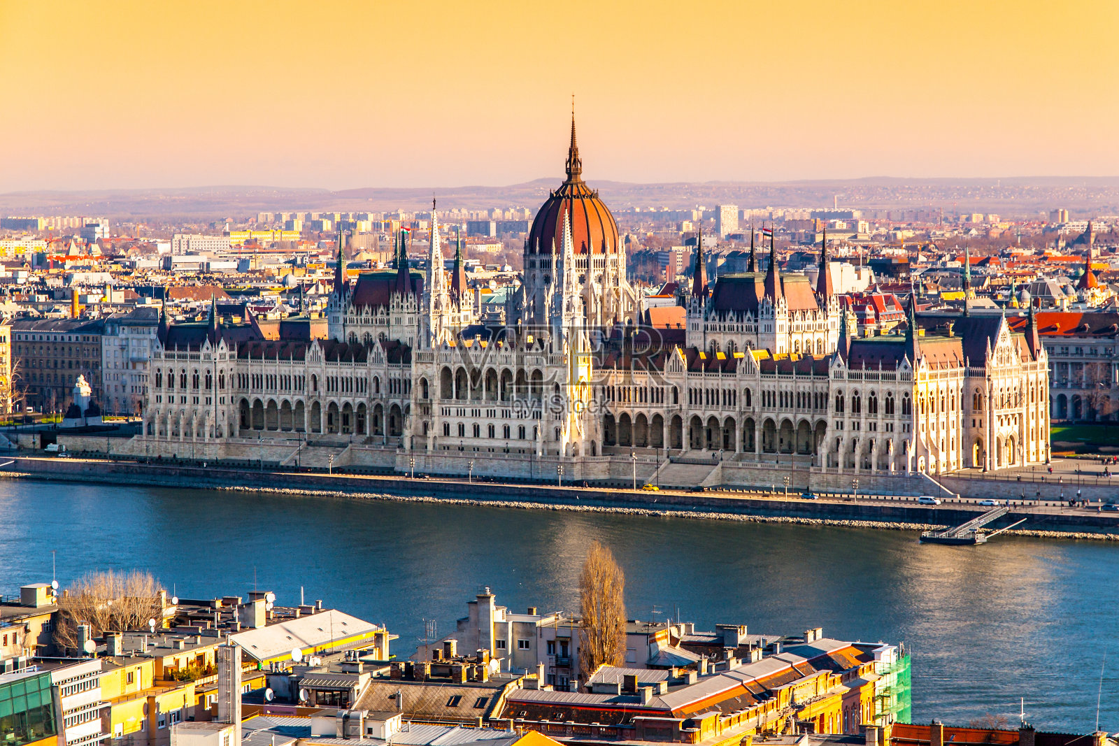 匈牙利首都布达佩斯多瑙河岸边的匈牙利议会历史建筑照片摄影图片