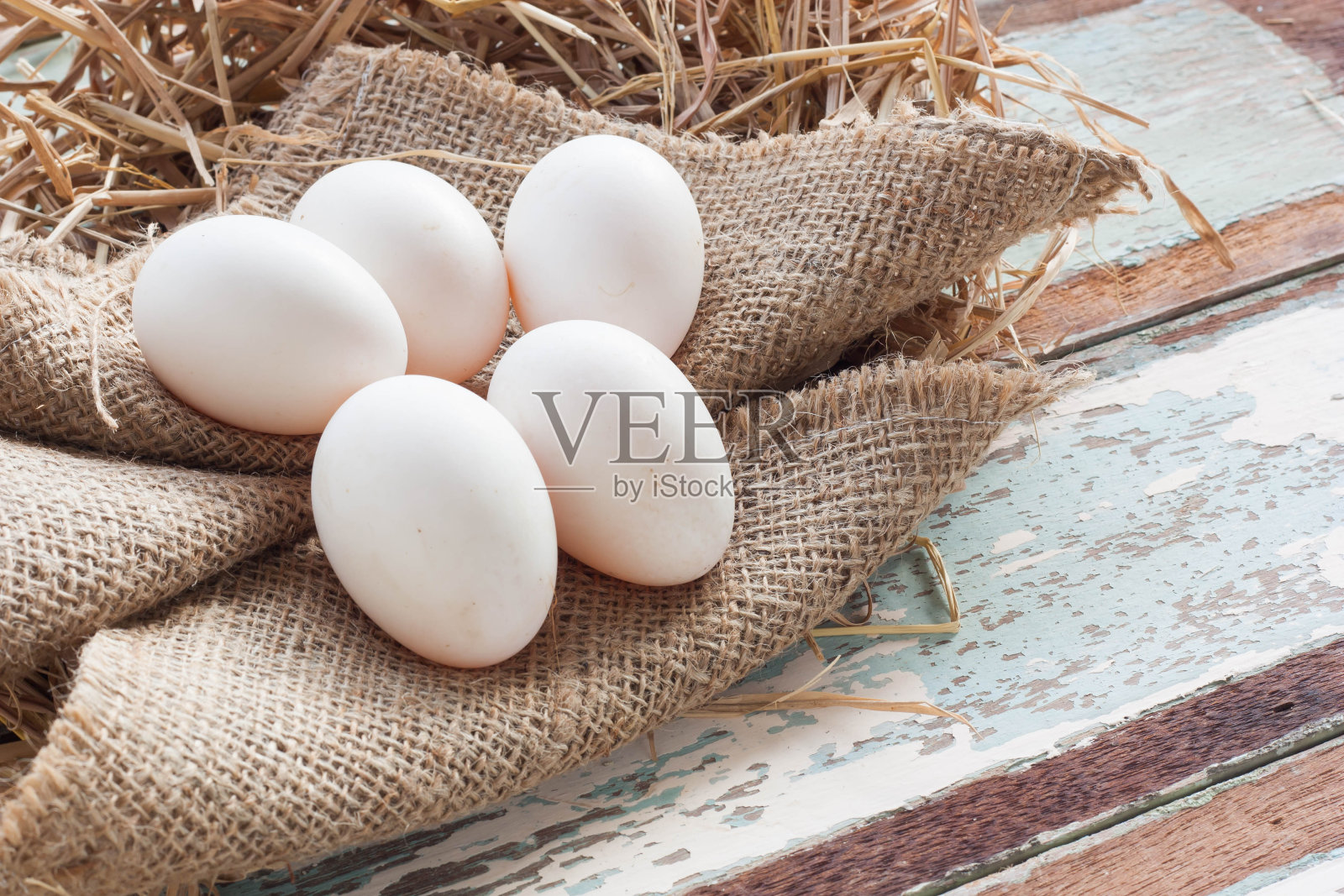 有机白色鸡蛋在复古的木制背景。照片摄影图片