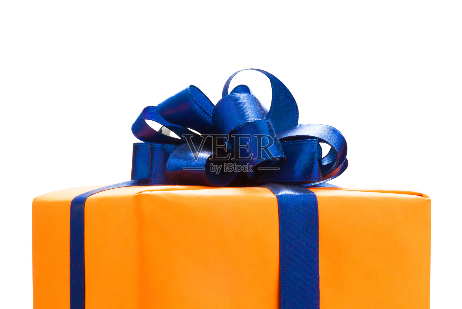 用橙色纸包着的礼品盒。设计元素图片