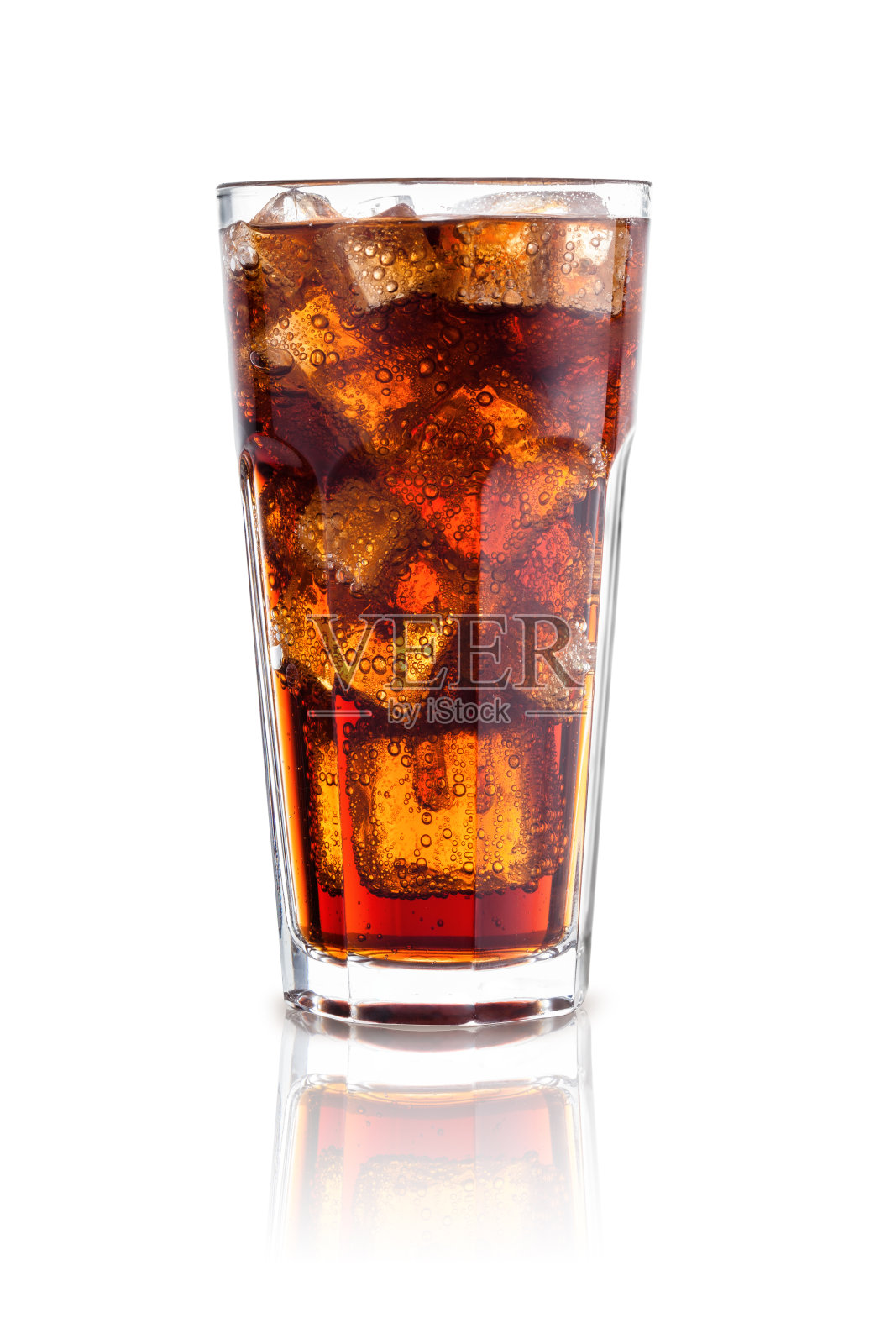 可乐与冰在一个玻璃杯孤立的白色背景照片摄影图片