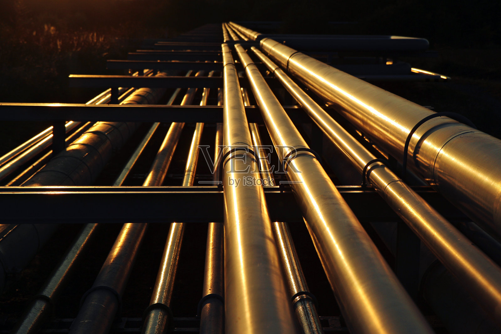 黄金管道系统在石油炼制中输送原油照片摄影图片