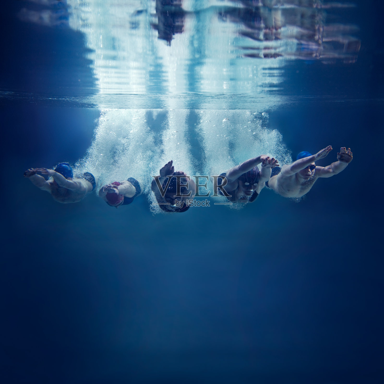 五名游泳运动员一起跳入水中，水下风景照片摄影图片