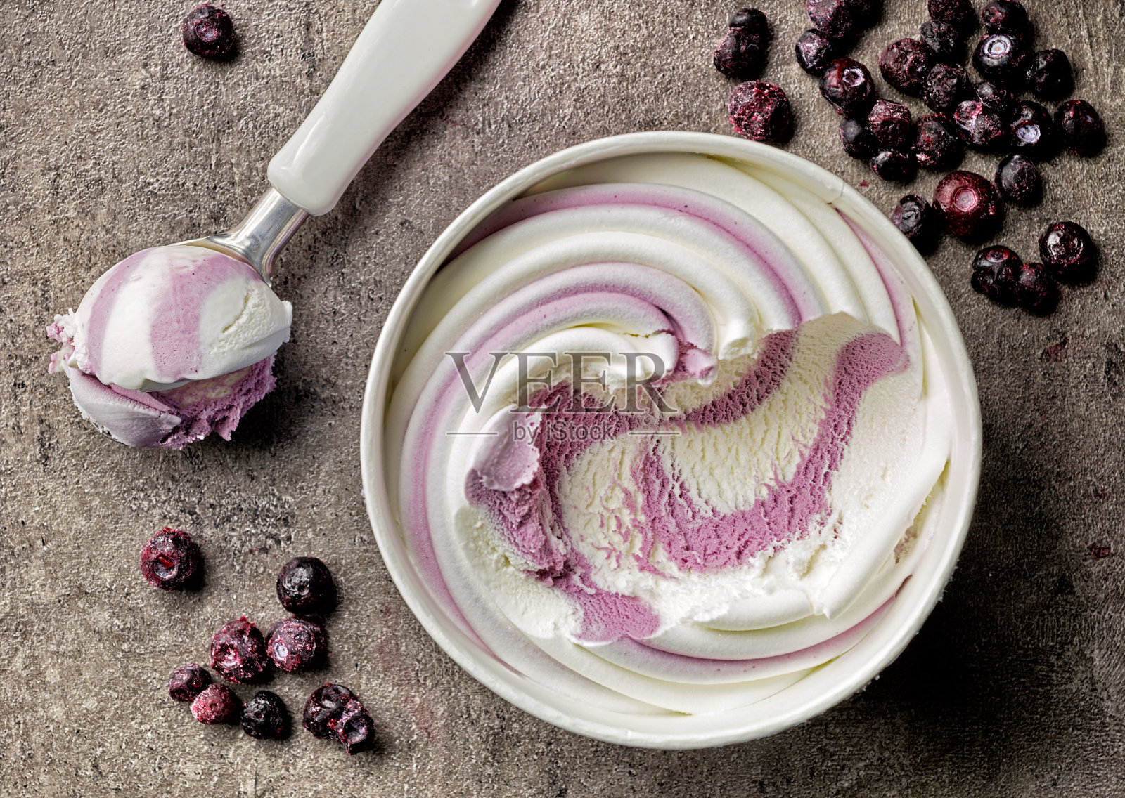 香草和蓝莓冰淇淋照片摄影图片