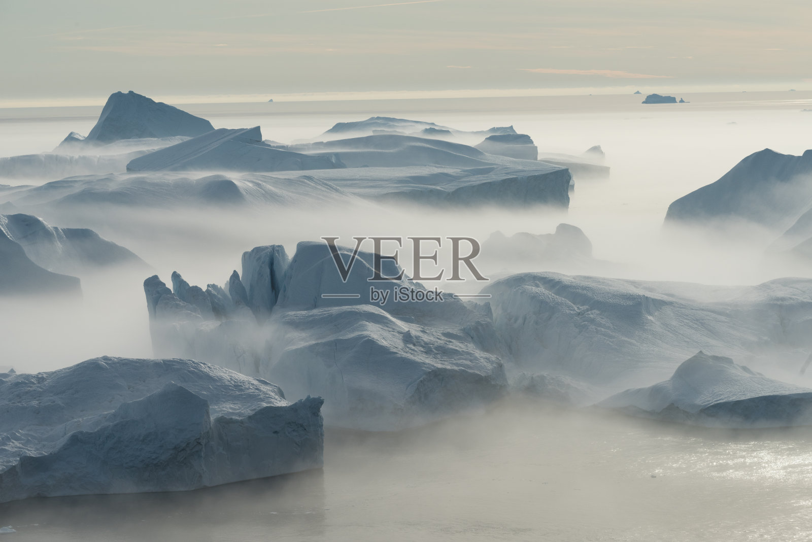 格陵兰岛伊卢利萨特的浓雾中的搁浅冰山照片摄影图片