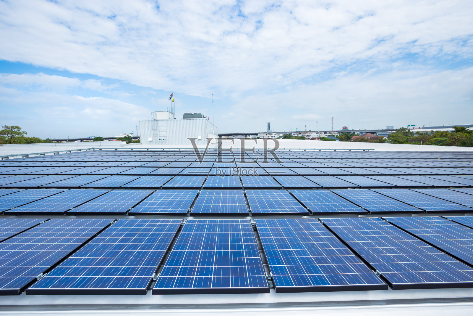 工厂屋顶上的太阳能电池板照片摄影图片