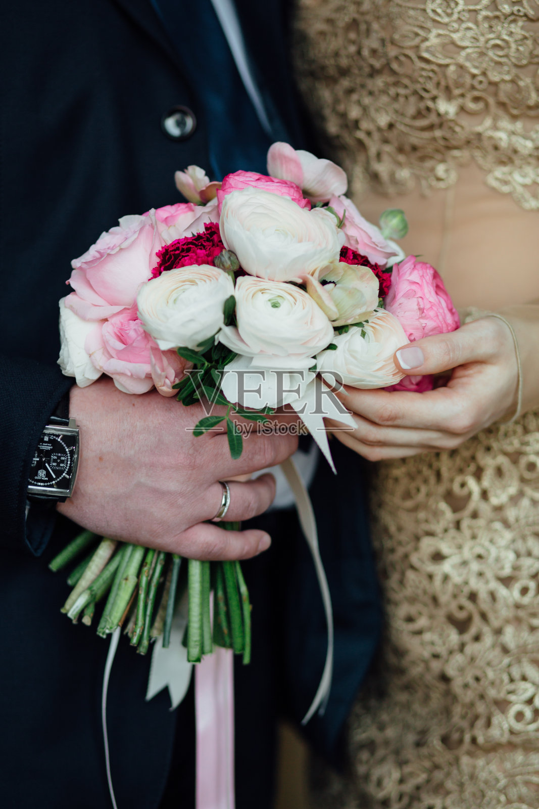 新娘和新郎一起捧着婚礼花束，在户外照片摄影图片