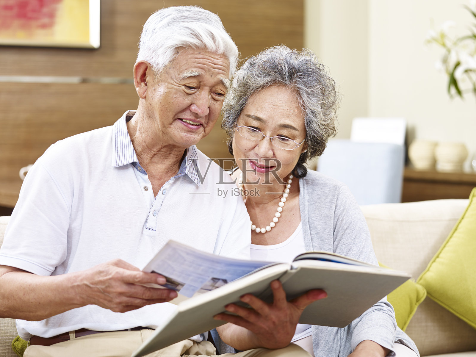 年老的亚洲夫妇在一起读书照片摄影图片