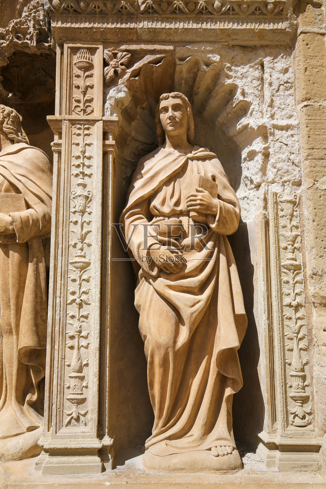 圣托马斯教堂的使徒约翰雕像照片摄影图片