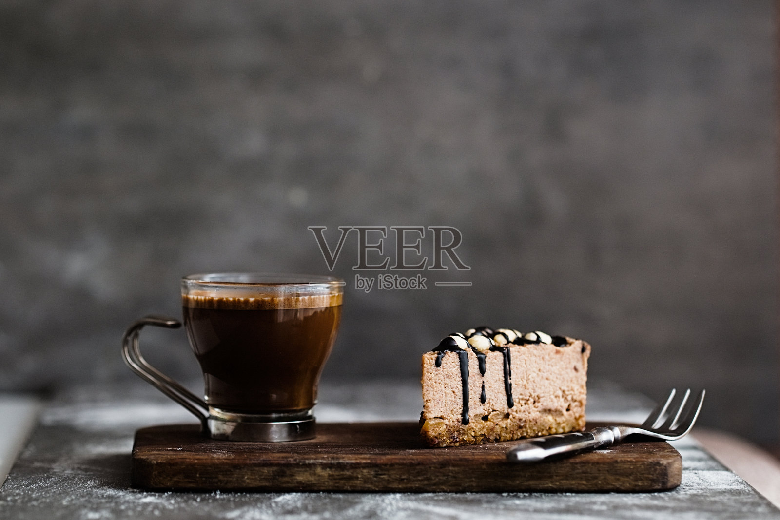 石头背景上的素食巧克力慕斯蛋糕和咖啡照片摄影图片