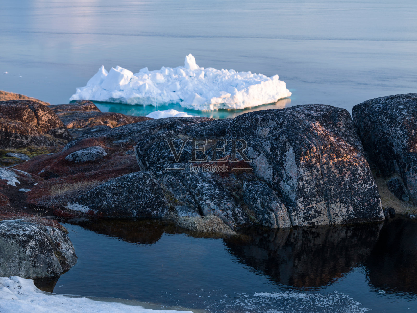 北冰洋上的巨大冰山照片摄影图片