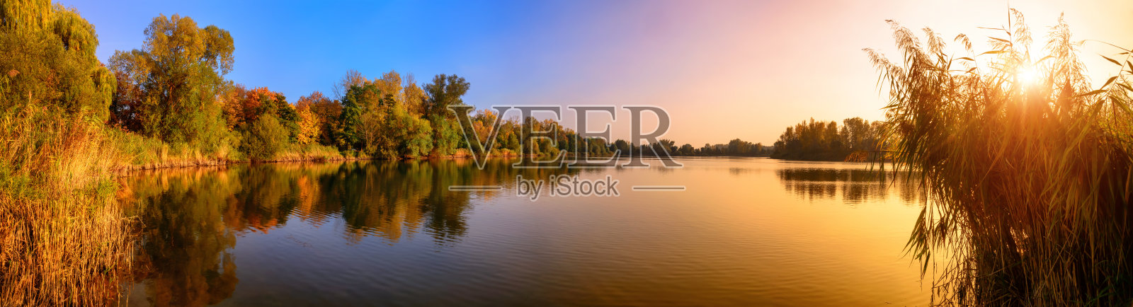 金色和蓝色的湖泊落日全景照片摄影图片
