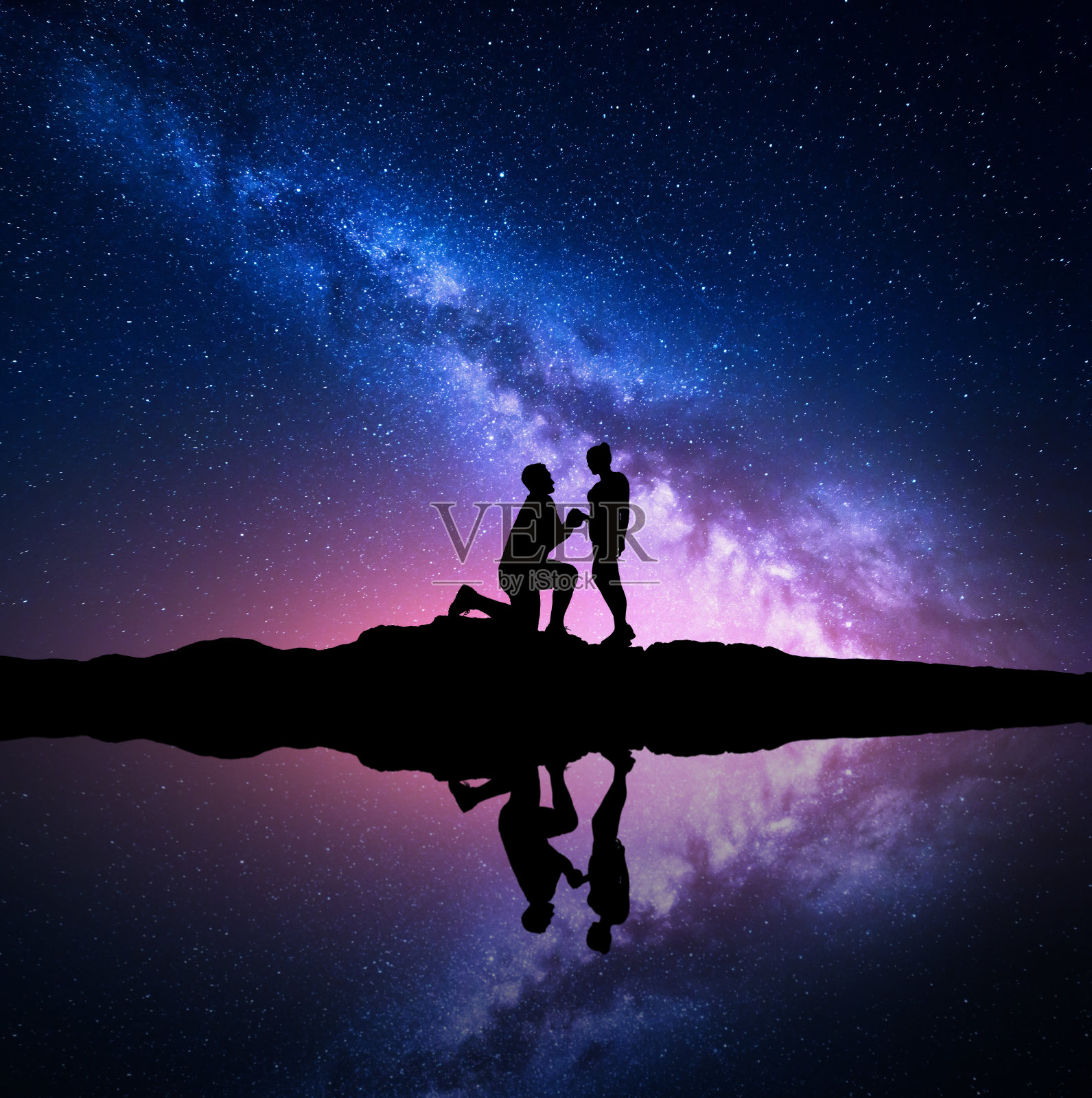 银河系。夜空中点缀着一对情侣的剪影照片摄影图片