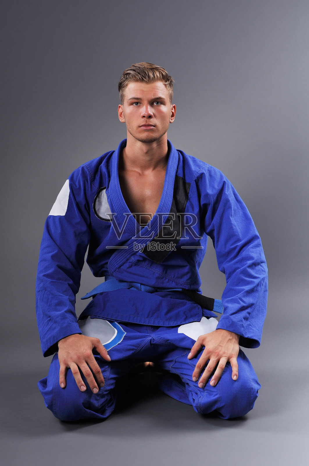 肖像英俊的肌肉柔术战士摆姿势。照片摄影图片