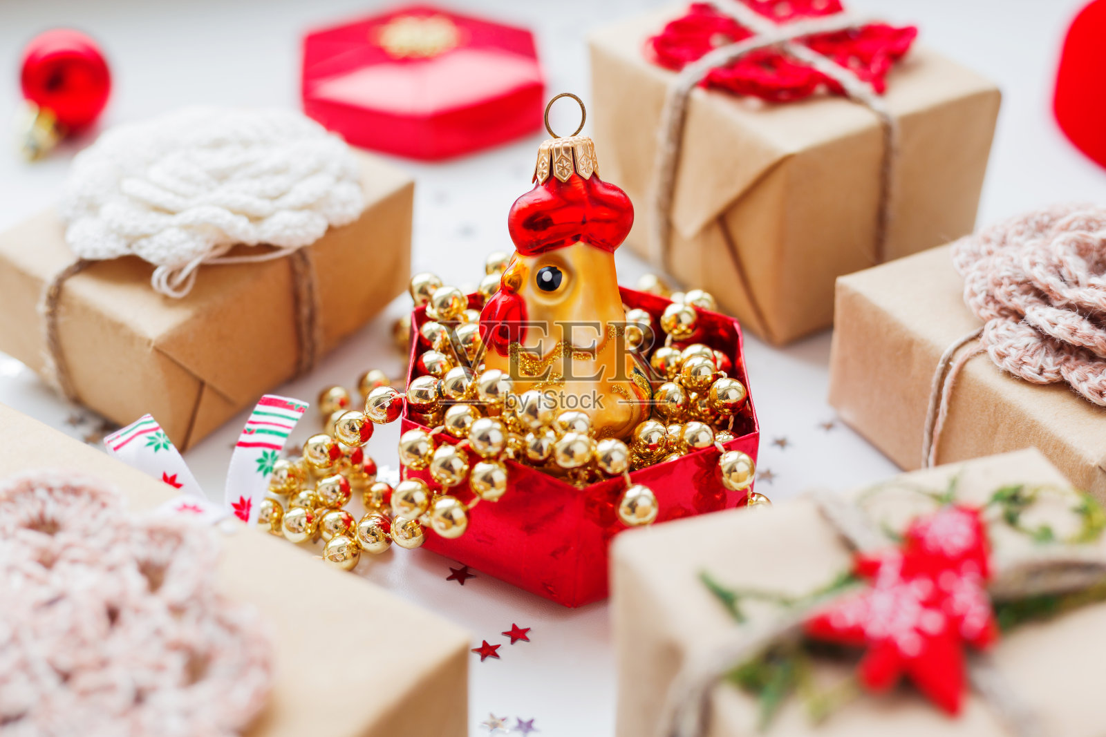 圣诞和新年的背景与礼物和装饰。照片摄影图片