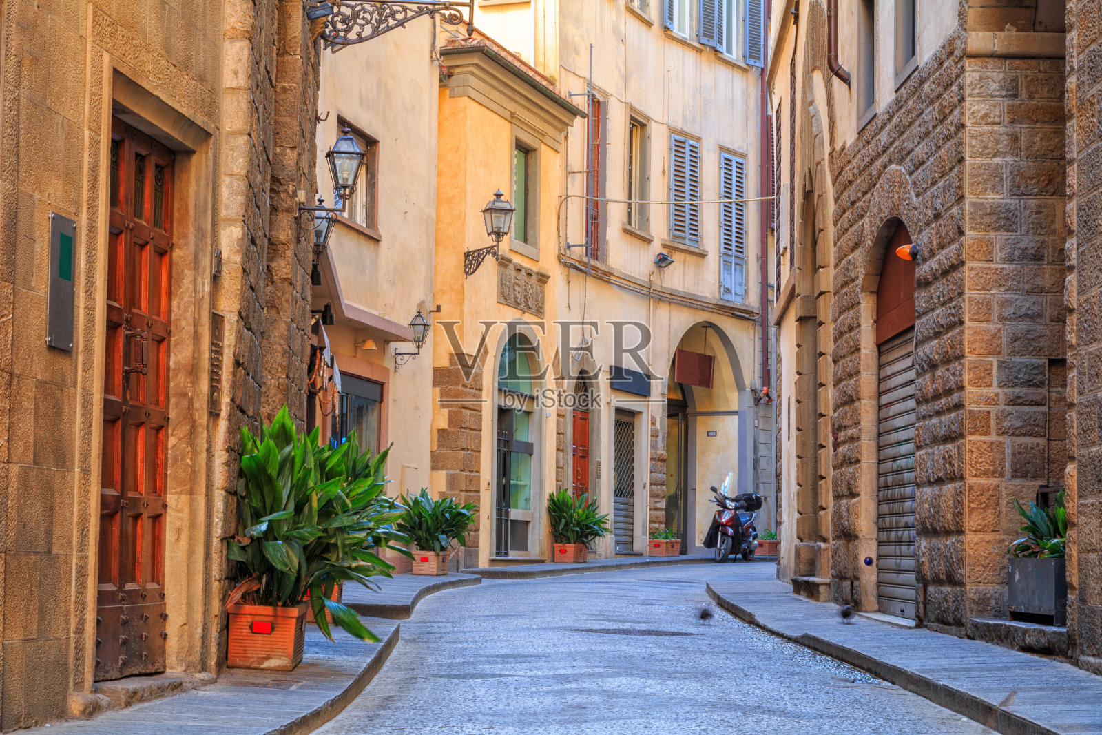 佛罗伦萨小镇迷人的狭窄街道照片摄影图片