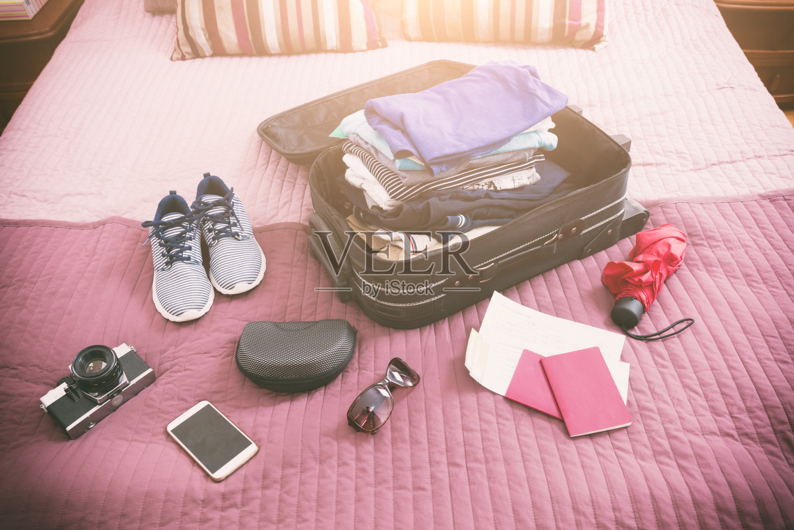 装衣服和其他物品的行李照片摄影图片