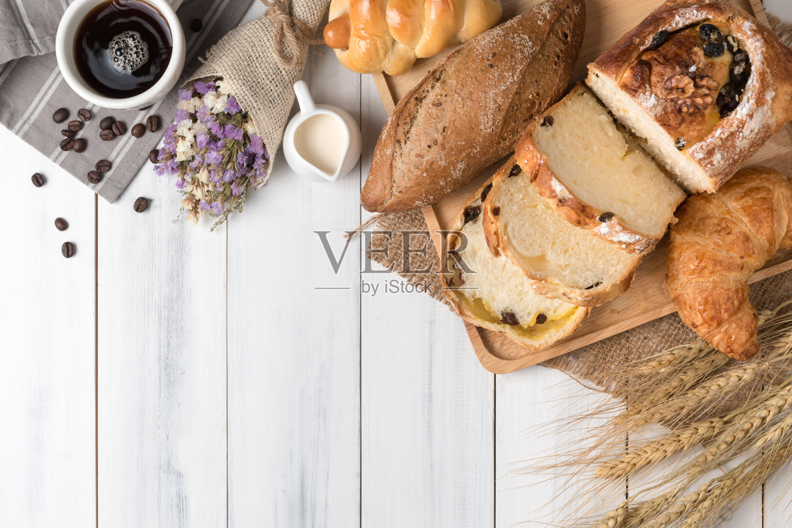 顶部视图烤面包和小麦在木材背景照片摄影图片