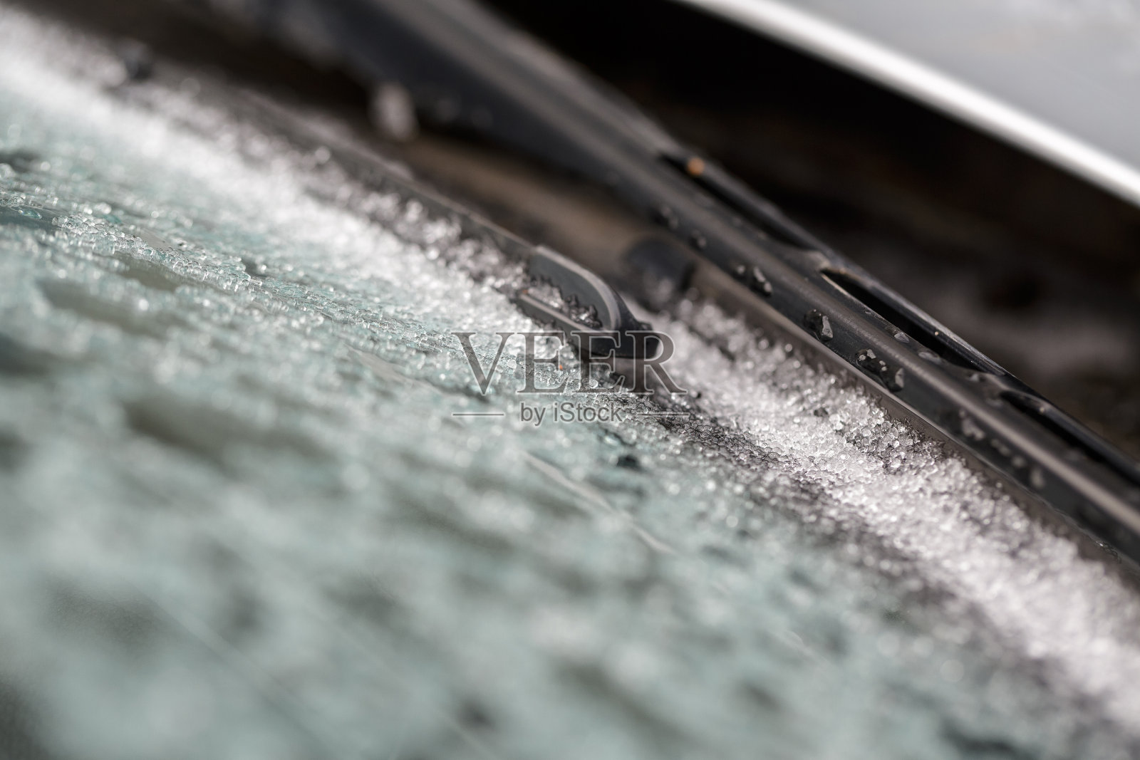 雨刷上覆盖着冬天的霜冻。玻璃上的自然霜纹照片摄影图片