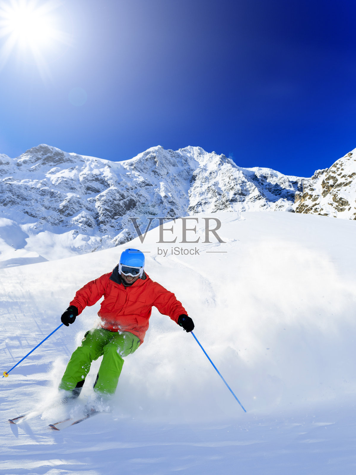 免费乘坐在新鲜的粉末雪人滑雪downhi照片摄影图片