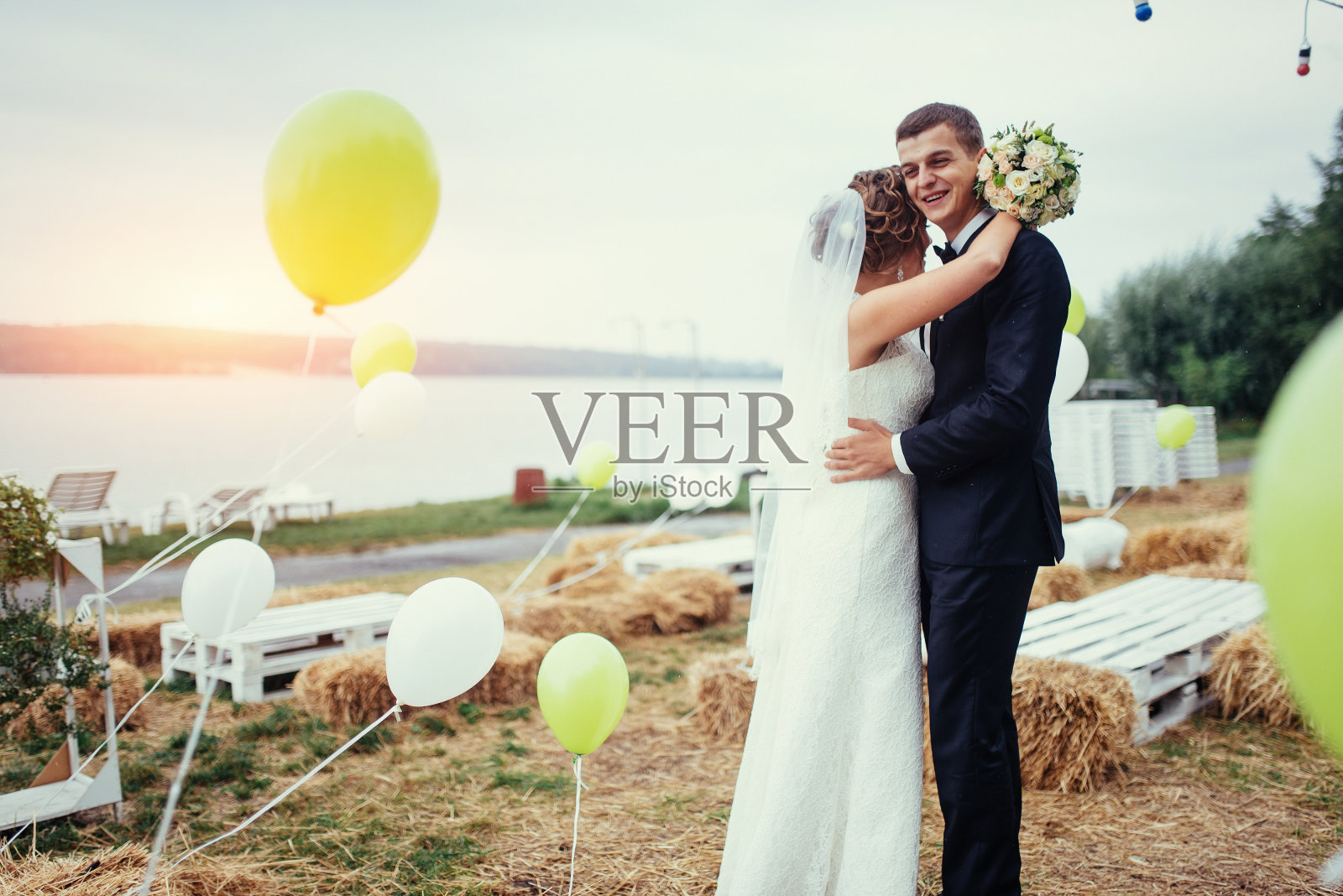 美丽年轻的新婚夫妇亲吻，金发新娘与鲜花照片摄影图片