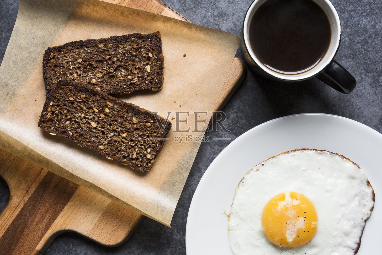早餐有黑麦面包和煎蛋照片摄影图片