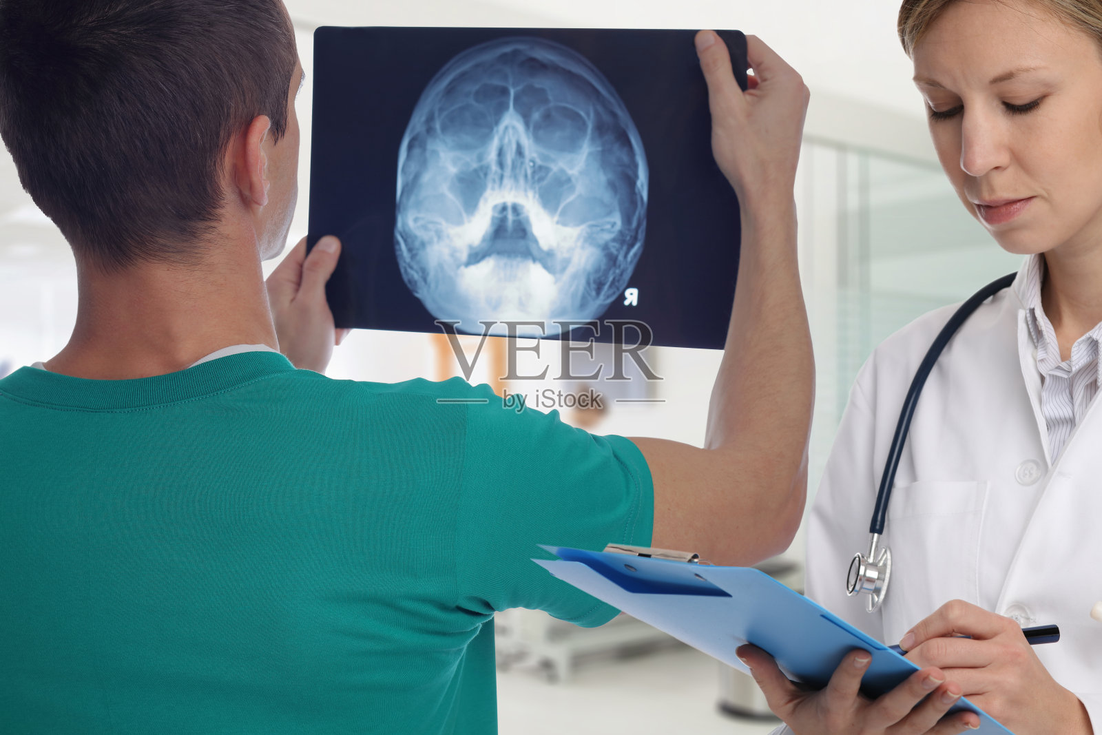 医院里男女医生的肖像。医疗保健和医学概念背景。病人x线分析照片摄影图片