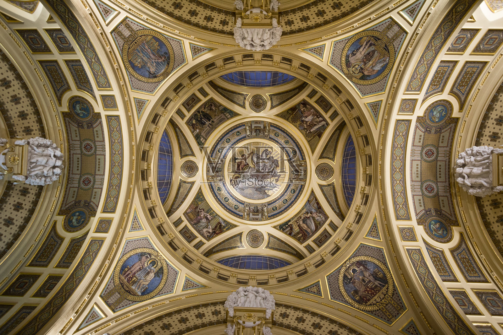 布达佩斯Szechenyi浴场入口的装饰天花板照片摄影图片