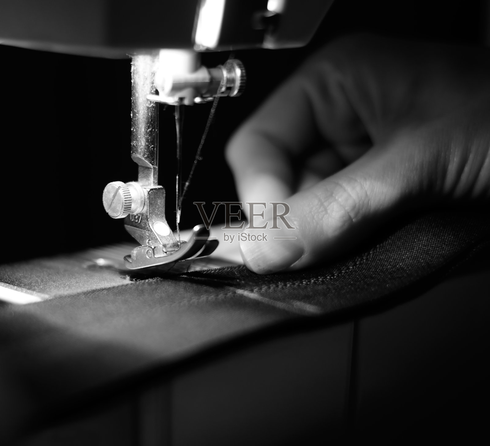 女裁缝用缝纫机照片摄影图片