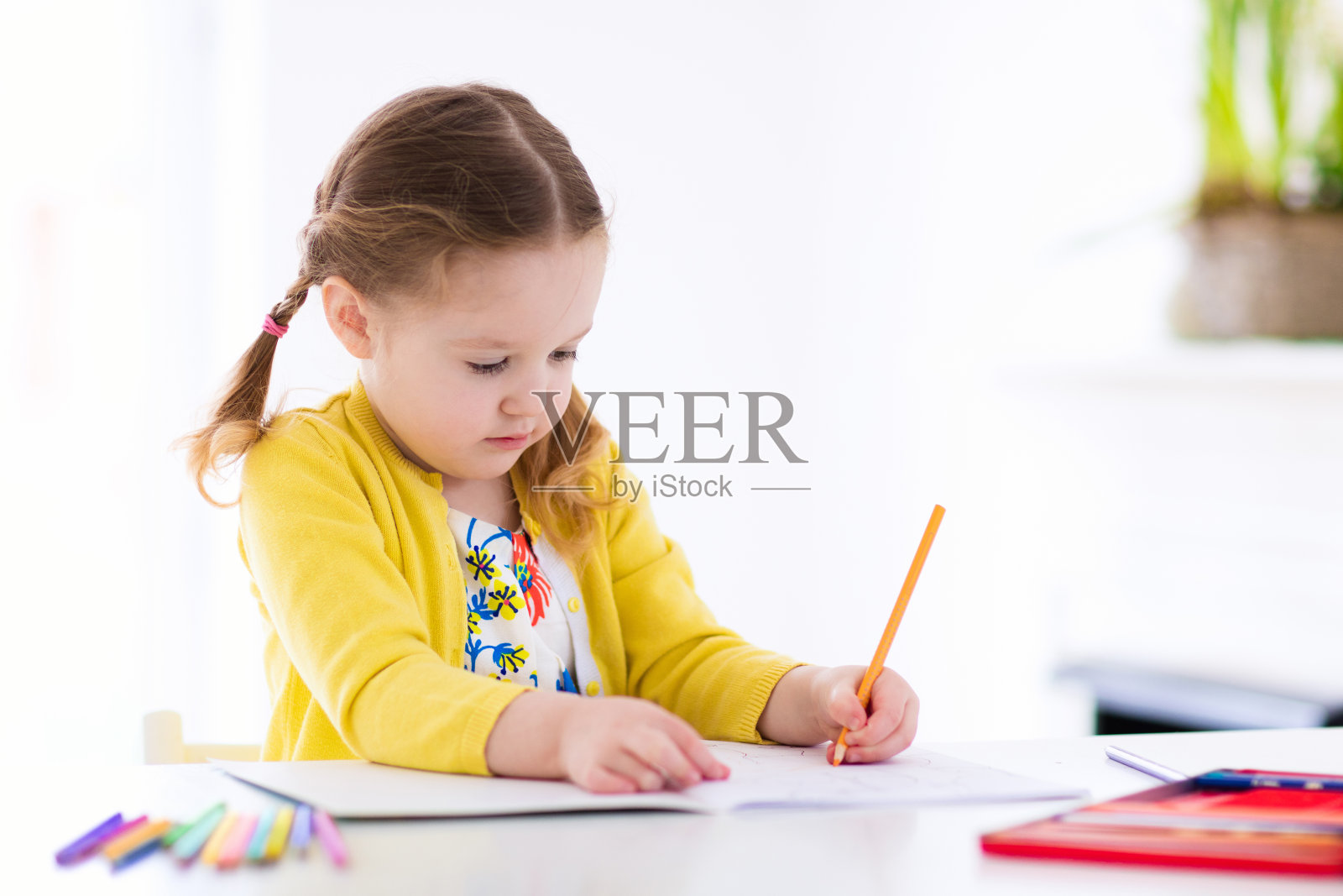 孩子们读、写、画。孩子做作业。照片摄影图片