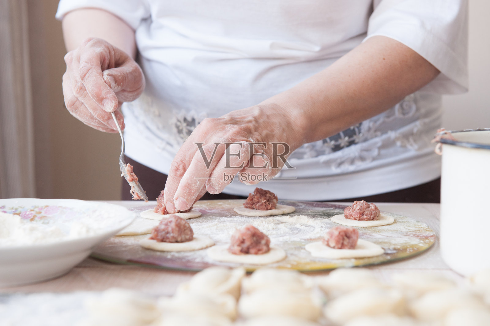 女人在厨房里煮饺子照片摄影图片