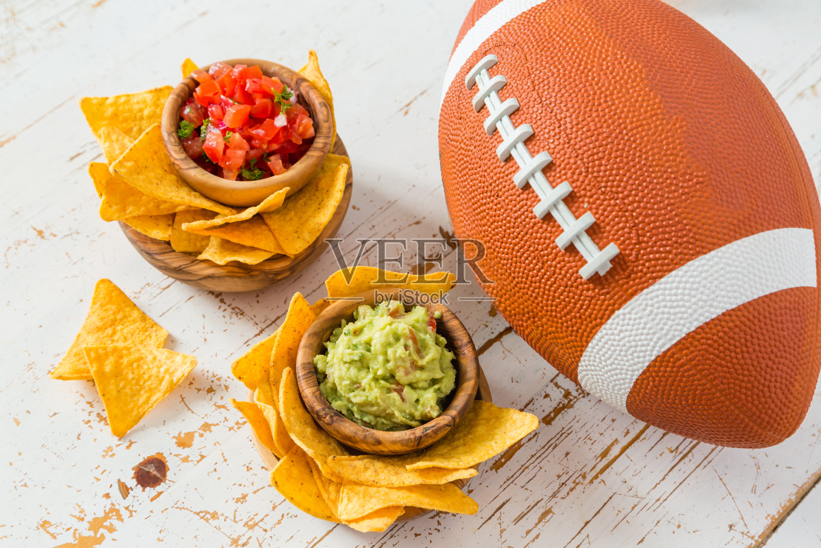 橄榄球派对食物，墨西哥玉米片，辣酱鳄梨酱照片摄影图片