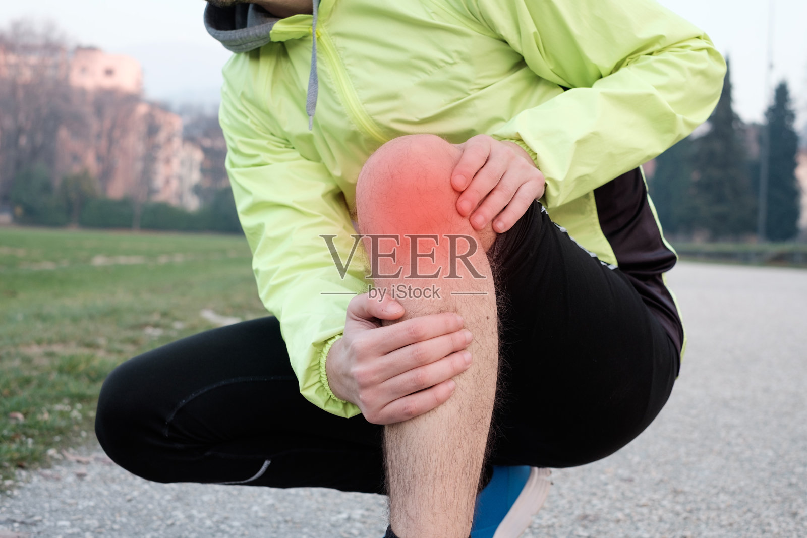 女跑步运动员扶着运动中受伤的膝盖照片摄影图片_ID:132619758-Veer图库