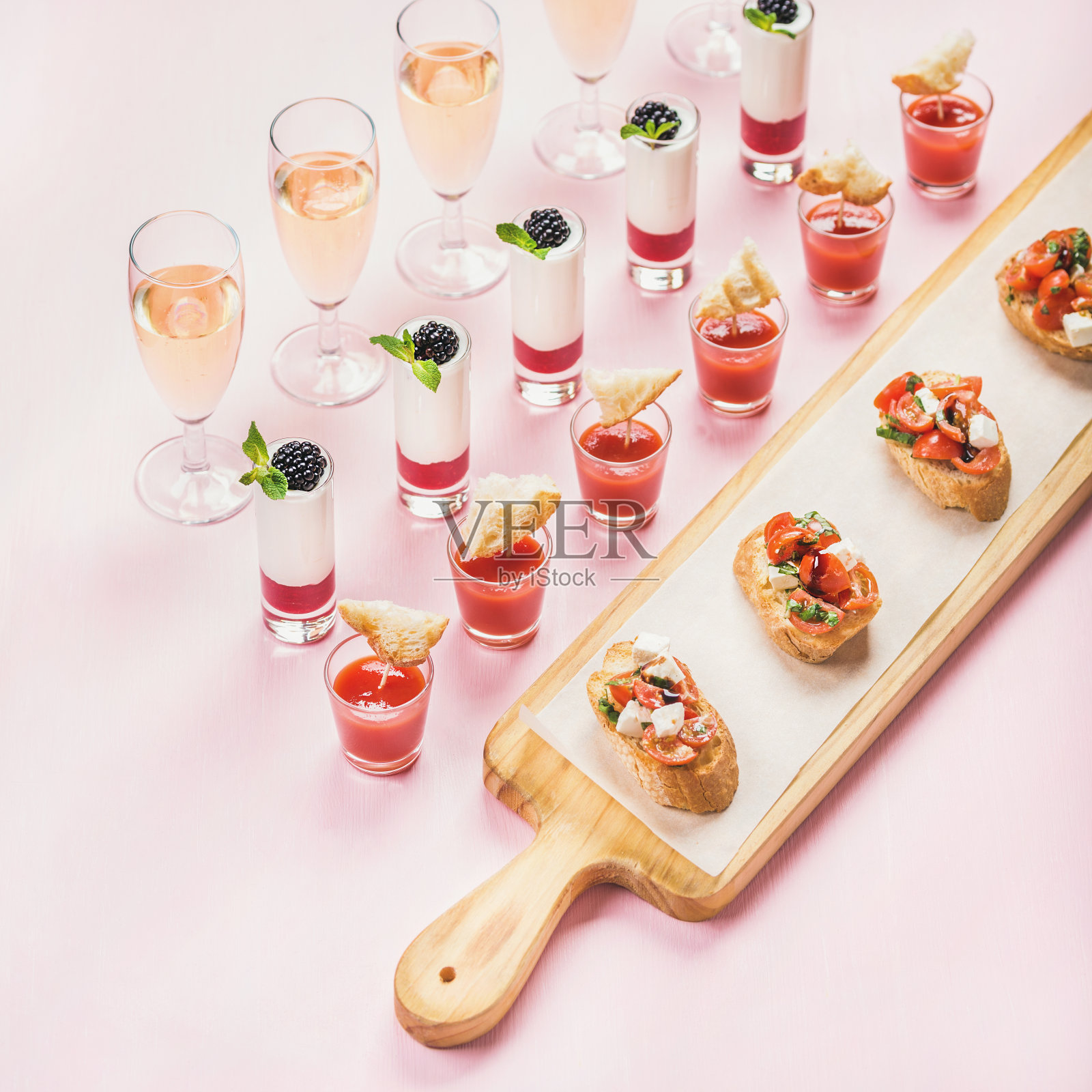 餐饮，宴会食品的概念在柔和的粉红色背景照片摄影图片