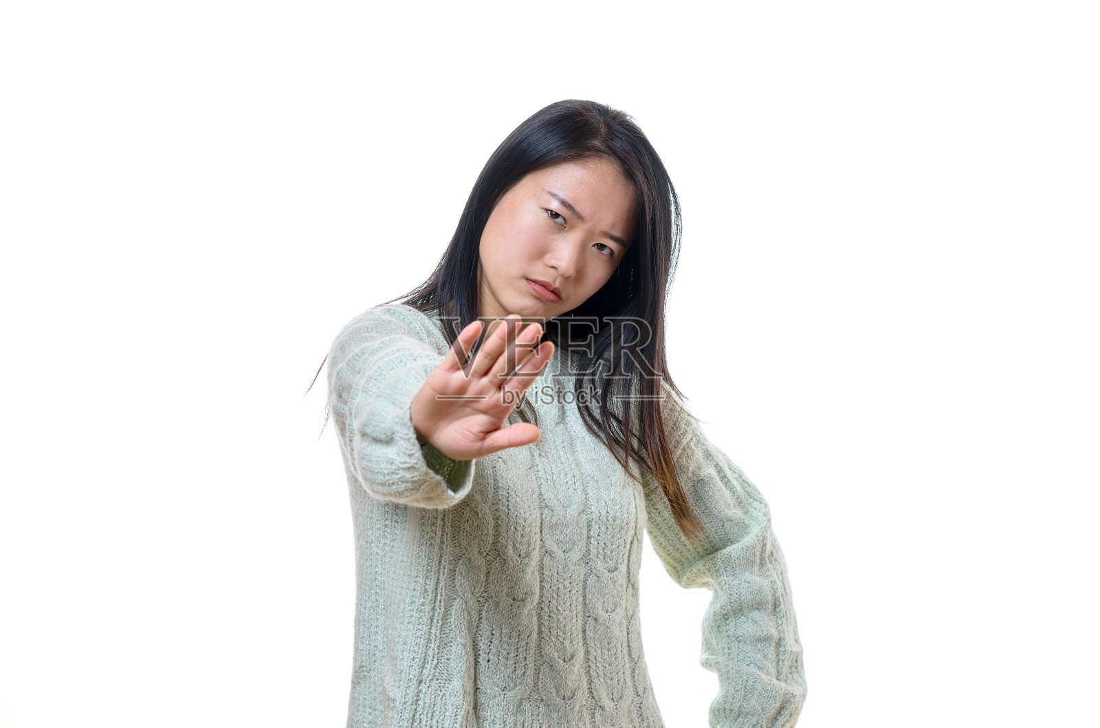 愤怒严厉的年轻女子做了一个停顿的手势照片摄影图片