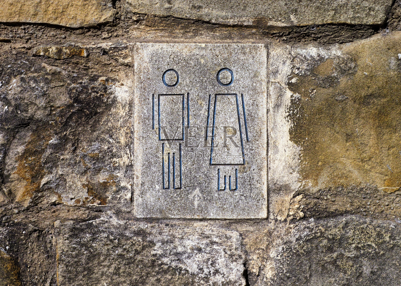 石墙上有男人和女人的象征照片摄影图片