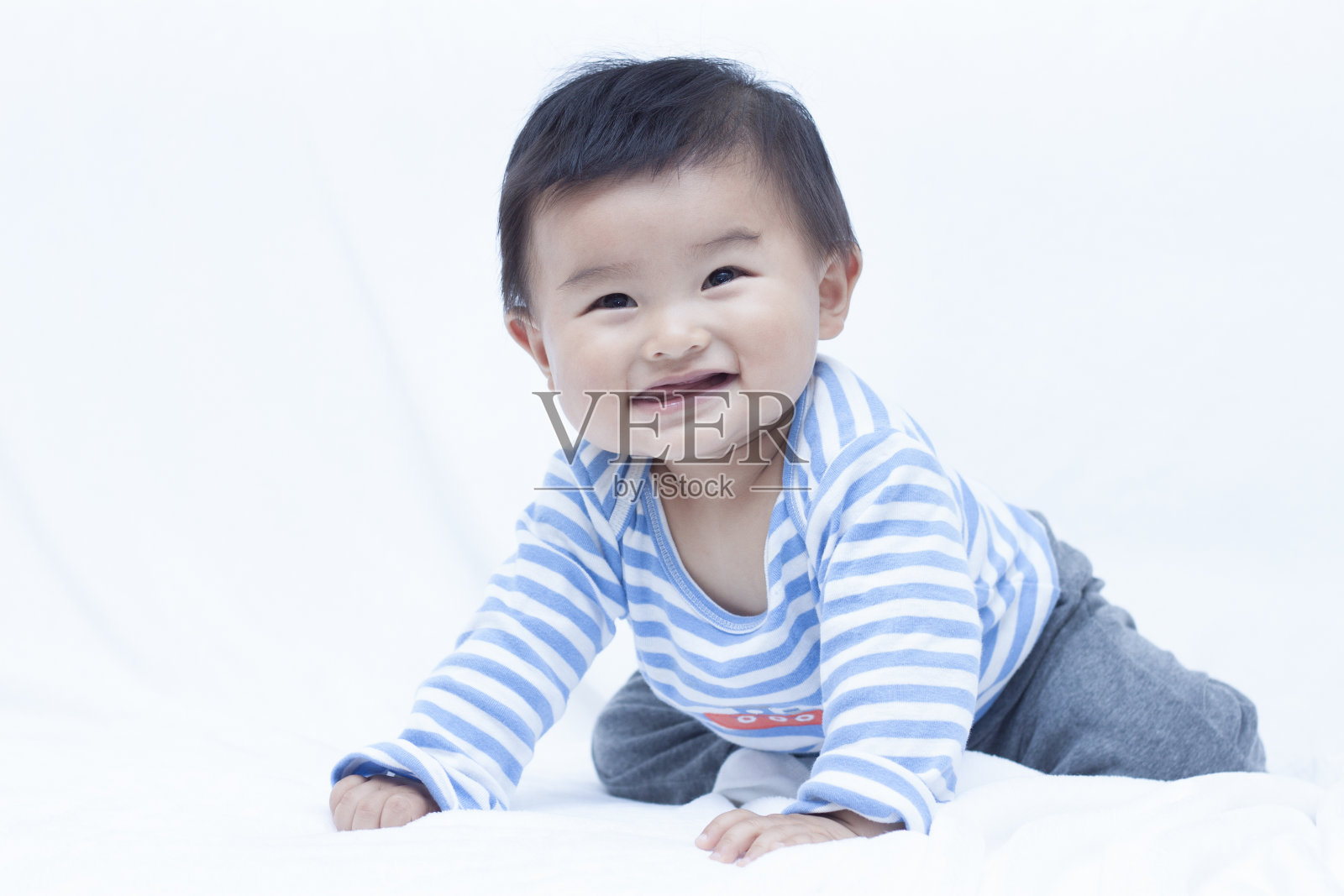 穿着水手服的可爱中国男婴照片摄影图片
