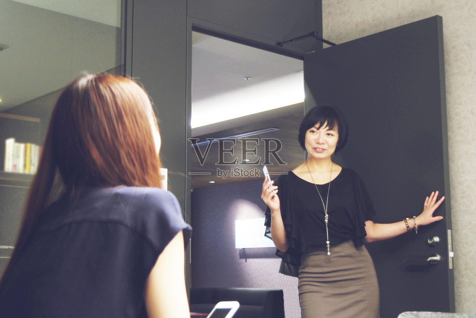 日本商界女性说话照片摄影图片