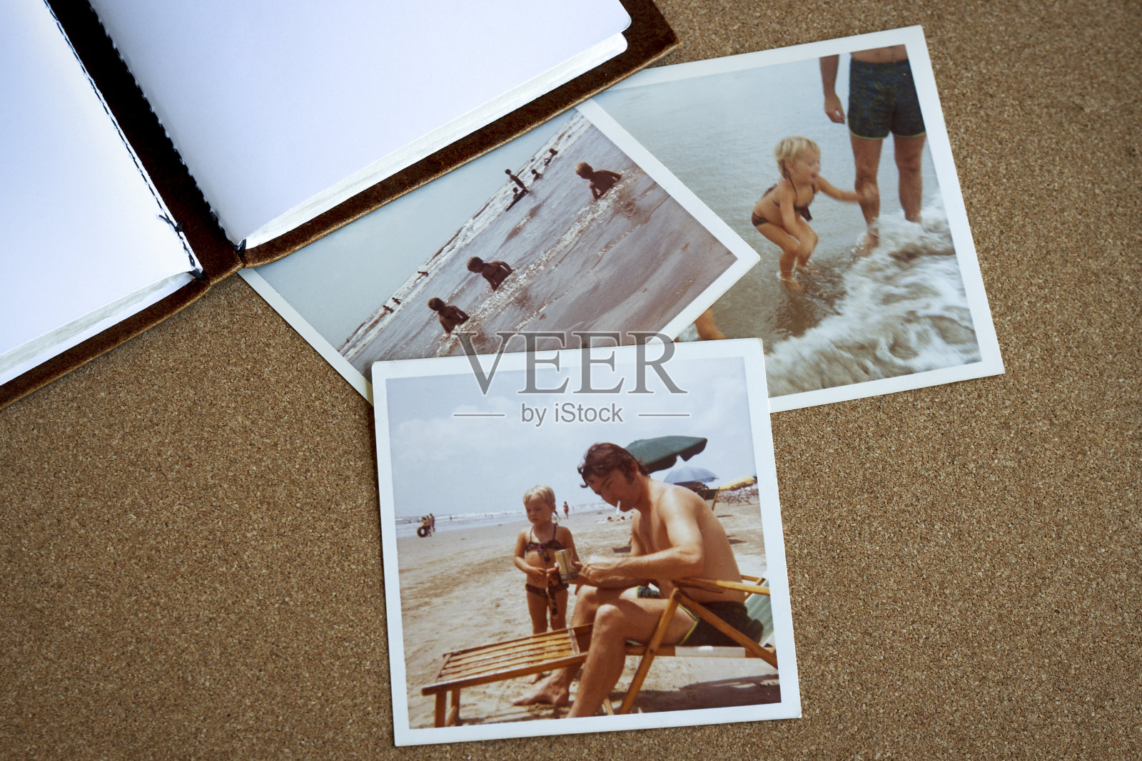 70年代海滩上的家庭照片公告板照片摄影图片