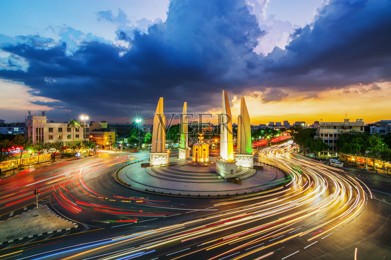黄昏民主时刻纪念碑(泰国曼谷)照片摄影图片