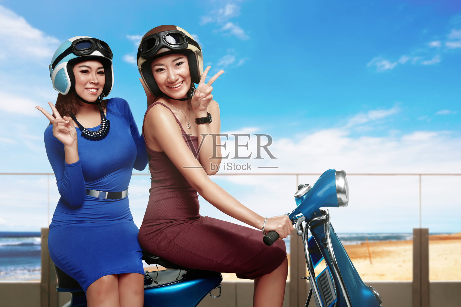 迷人快乐的两个亚洲女人骑着老式摩托车照片摄影图片