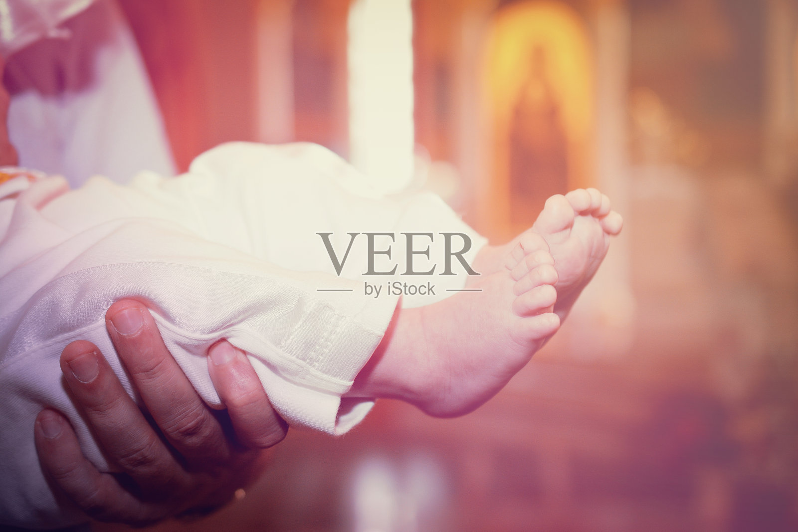 婴儿的脚在教堂洗礼后照片摄影图片
