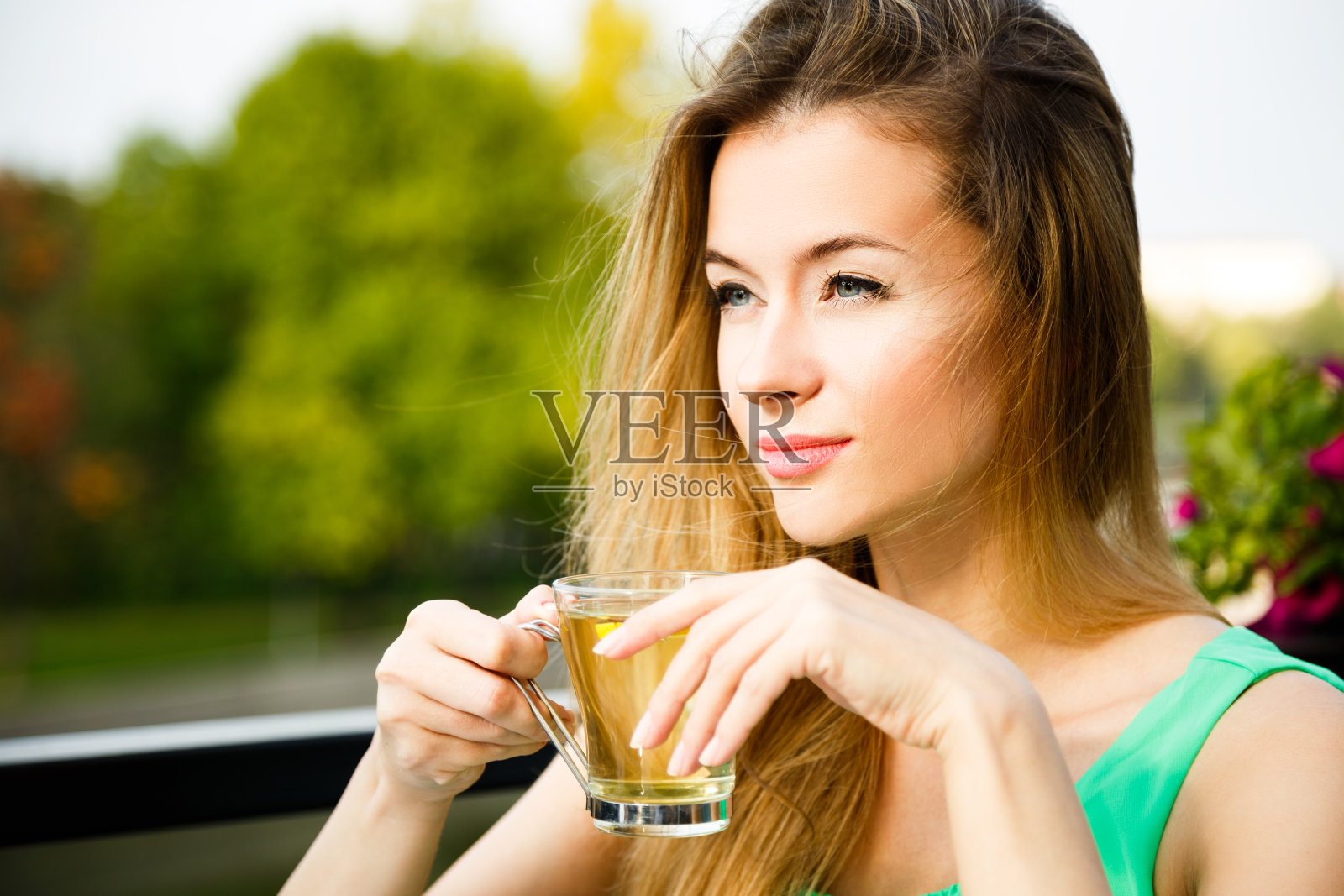 年轻女子在户外喝绿茶照片摄影图片